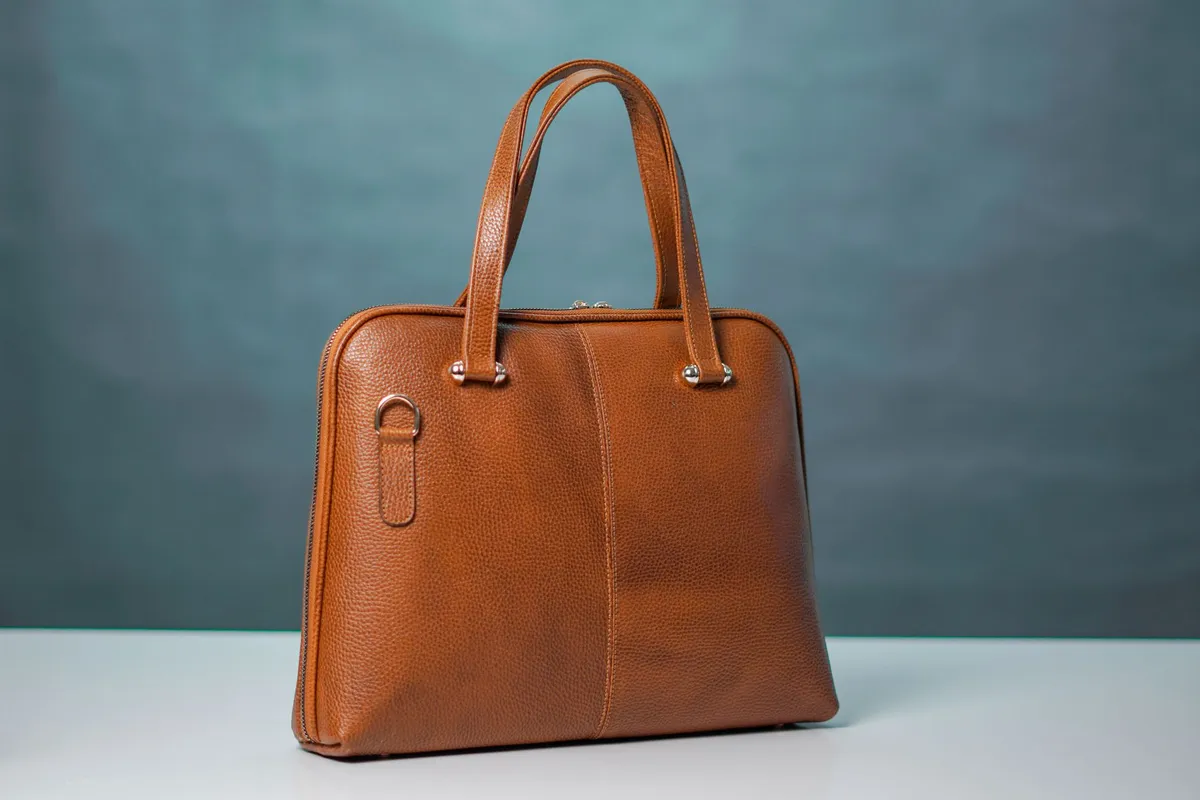 Choosing a leather bag that lasts: grain, stitching and care