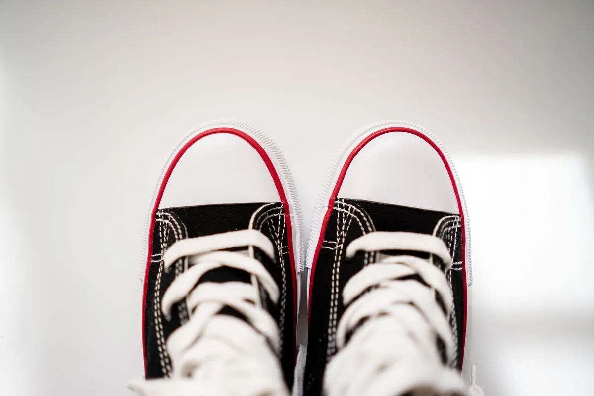High-top sneakers: how to wear them