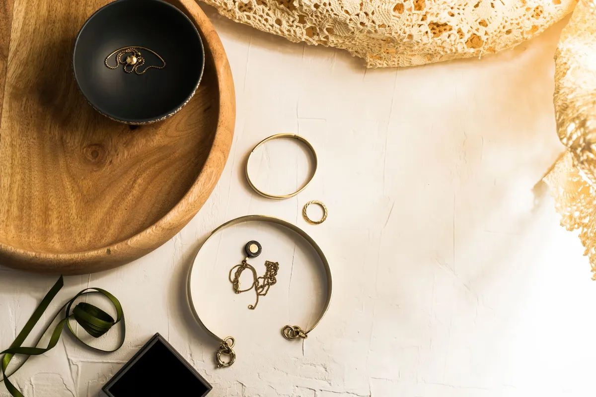 Layering gold jewellery: lengths, metals and everyday care