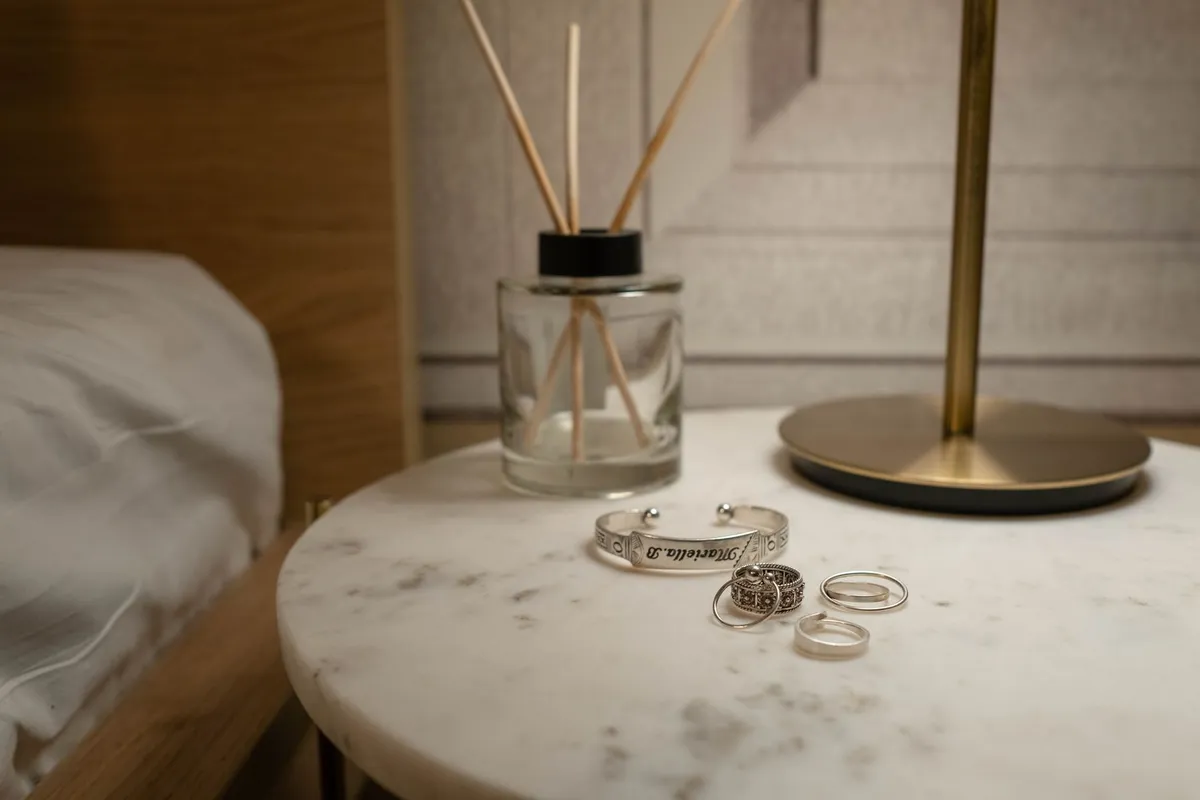Stacking rings and knuckle rings: sizing, care and balance